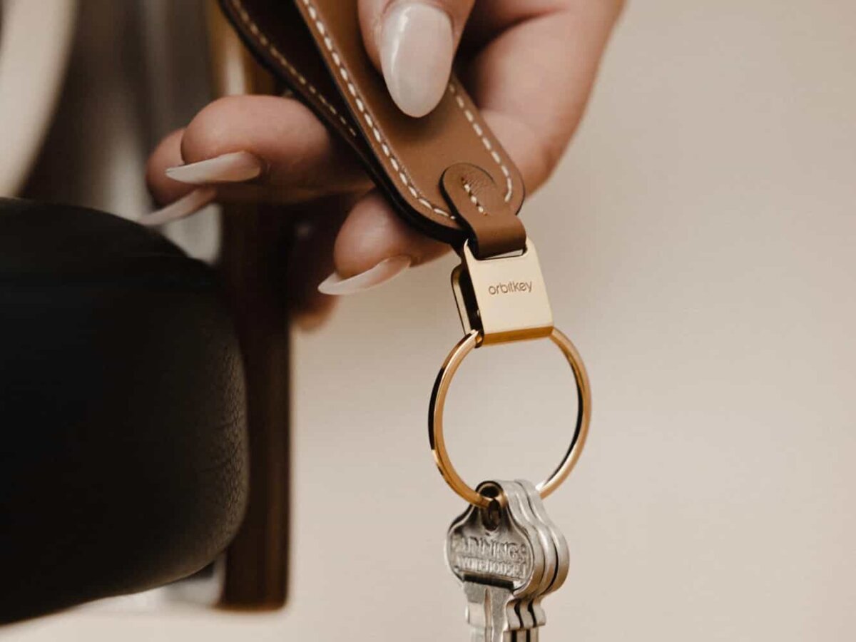 Orbitkey - Braun Loop Keychain - One Horizon