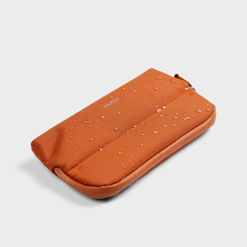 Desk Pouch für Kabel in Terracotta Farbe von Orbitkey