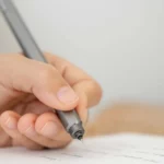 Stilform ARC Gelschreiber aus Titan - Gel-Stift in grau in der Hand