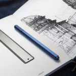 Stilform ARC Gelschreiber aus Titan - Gel-Stift in blau im Notizbuch