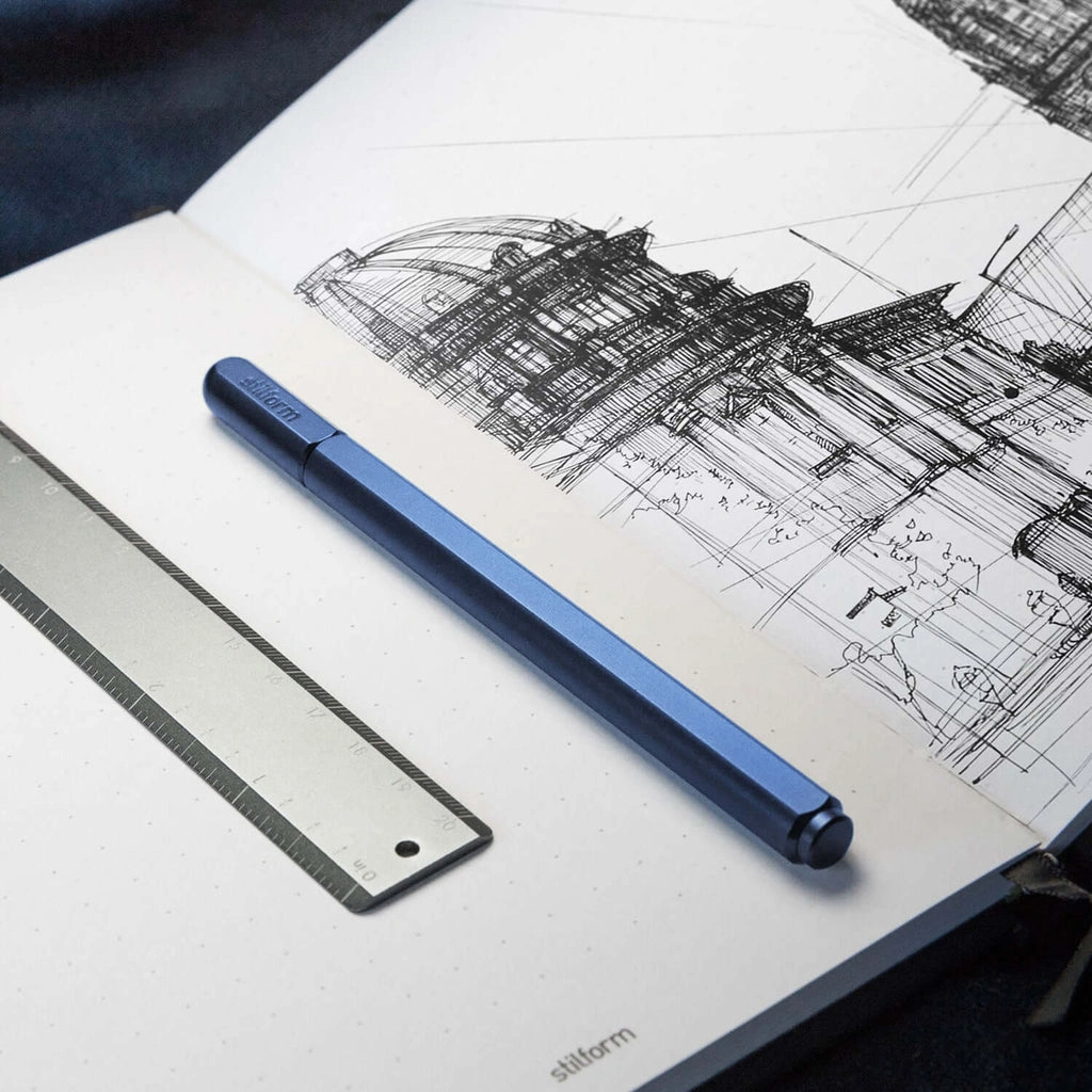 Stilform ARC Gelschreiber aus Titan - Gel-Stift in blau im Notizbuch