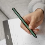 Stilform ARC Gelschreiber aus Titan - Gel-Stift in Grün in der Hand