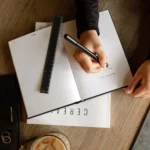 Stilform ARC Gelschreiber aus Titan - Gel-Stift in Schwarz in der Hand