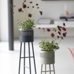 DesignBite Blumentopfständer aus Metall in Mitternachtsblau