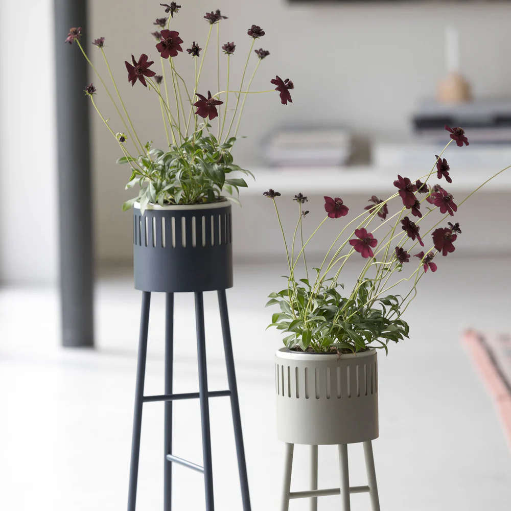 DesignBite Blumentopfständer aus Metall in Mitternachtsblau