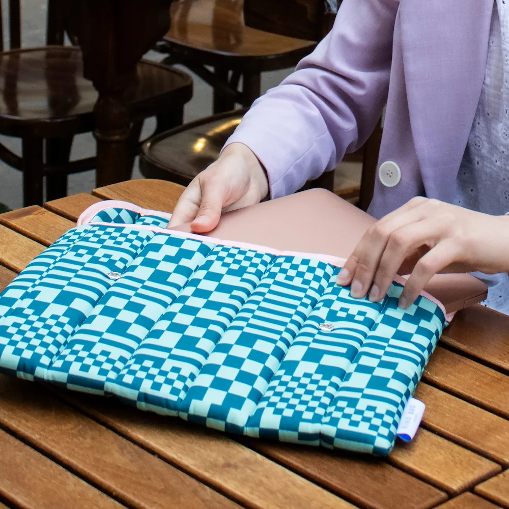 Housse pour ordinateur portable Kind Bag Trippy Check