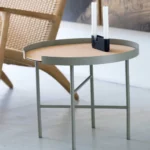 DesignBite Beistelltisch aus Metall mit Korkmatte in Grau