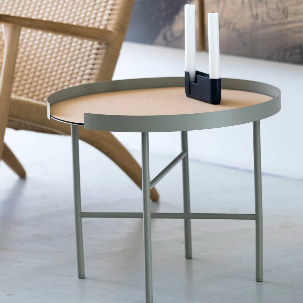 DesignBite Beistelltisch aus Metall mit Korkmatte in Grau