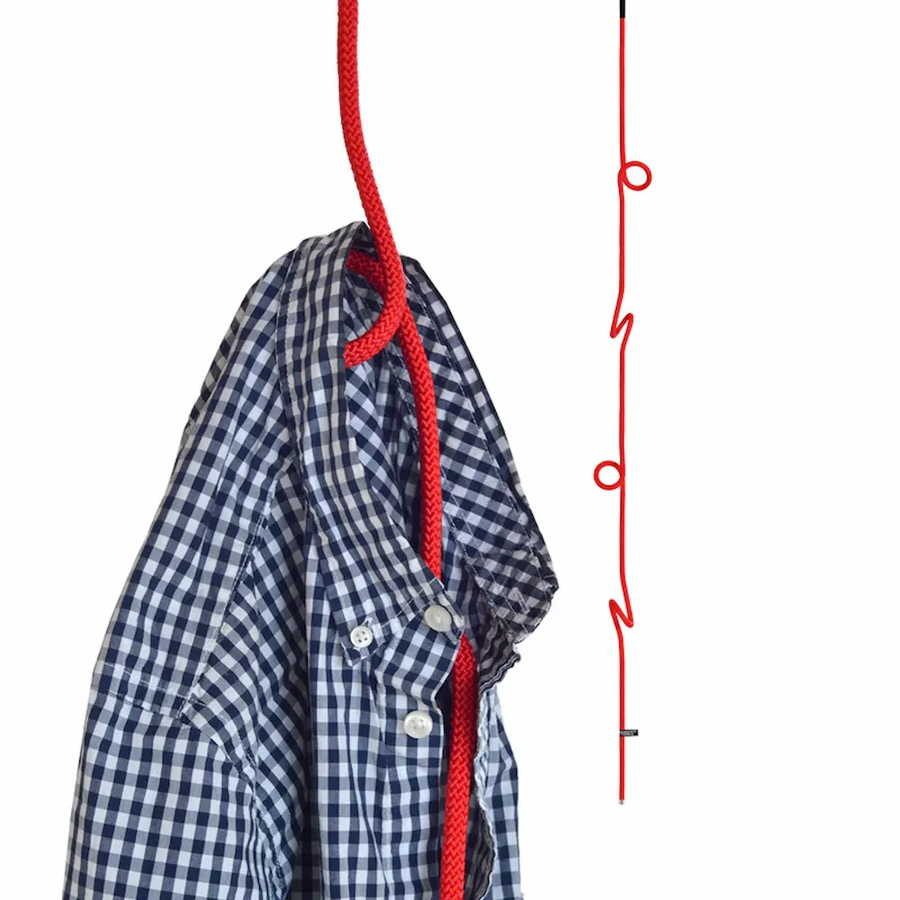 Rote Seil-Garderobe bei One Horizon