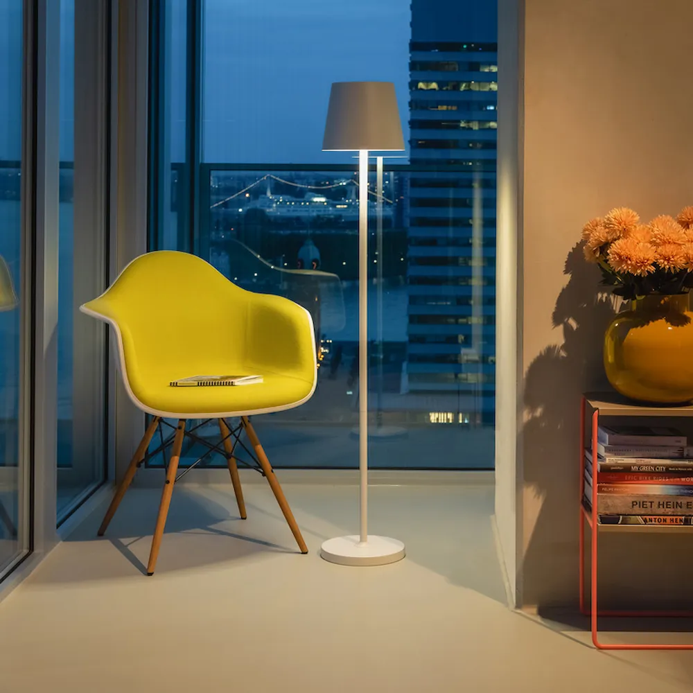 Remember Akku-Stehleuchte Dorian Sand in Wohnung