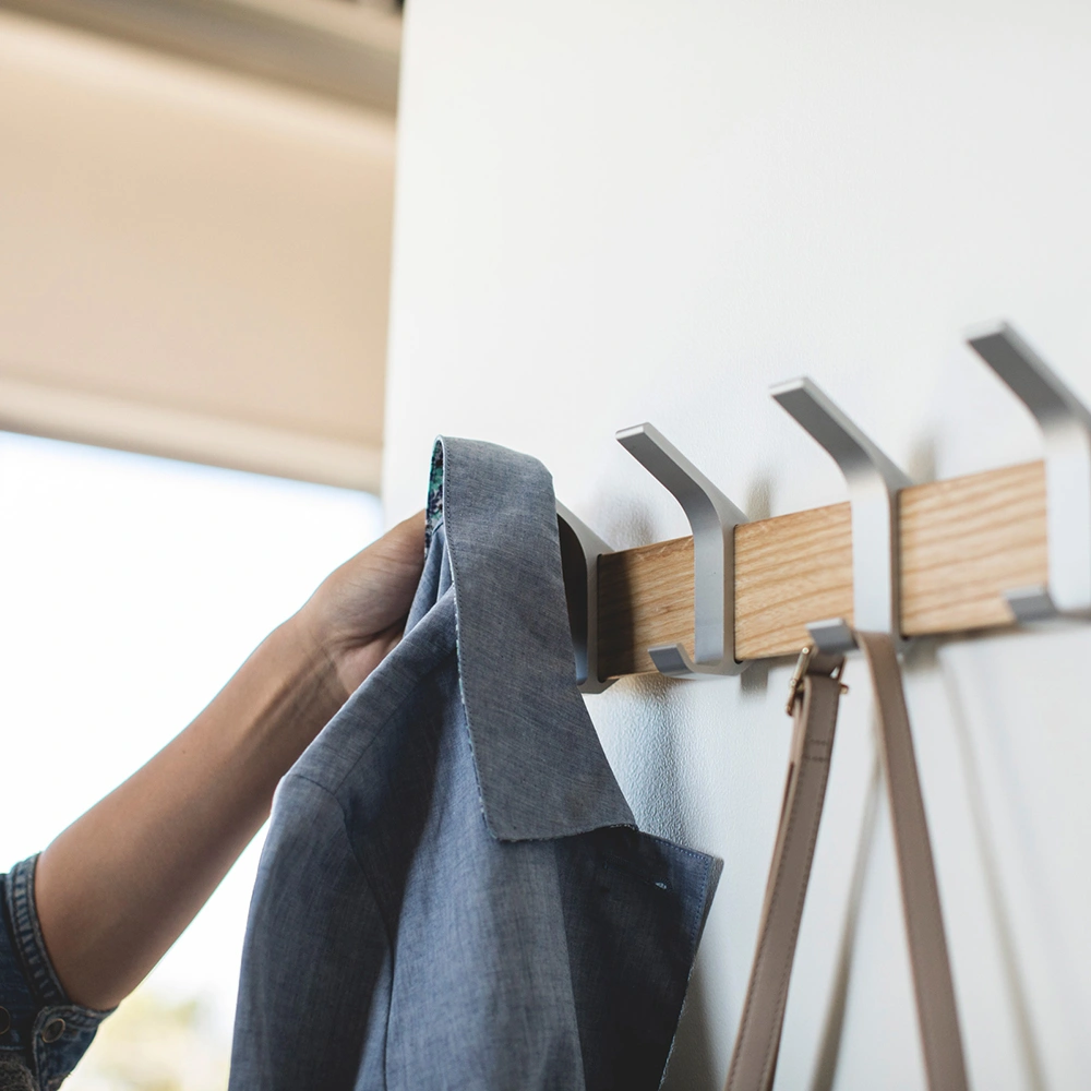 Yamazaki Wandgarderobe Rin aus Metall und Holz in silber