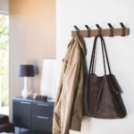 Yamazaki Wandgarderobe Rin aus Metall und Holz in schwarz