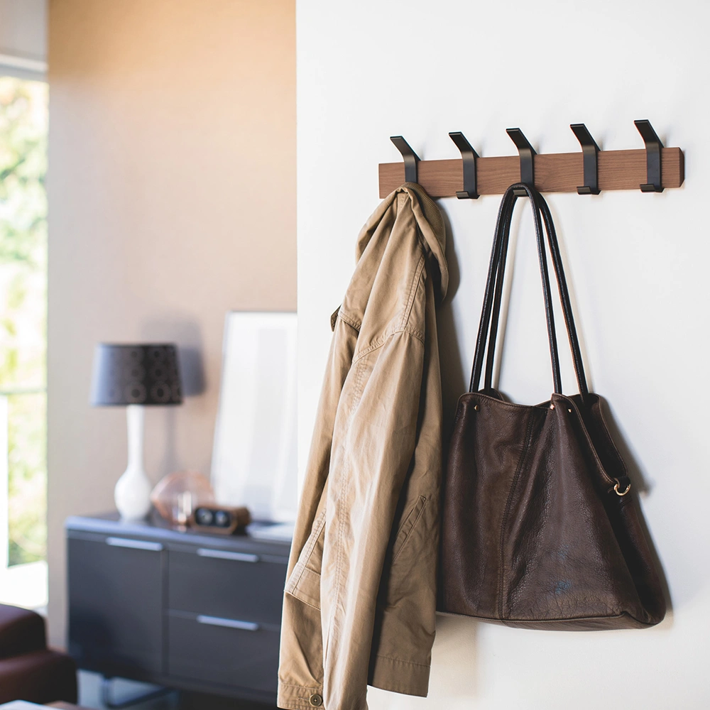 Yamazaki Wandgarderobe Rin aus Metall und Holz in schwarz