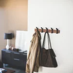 Yamazaki Wandgarderobe Rin aus Metall und Holz in schwarz