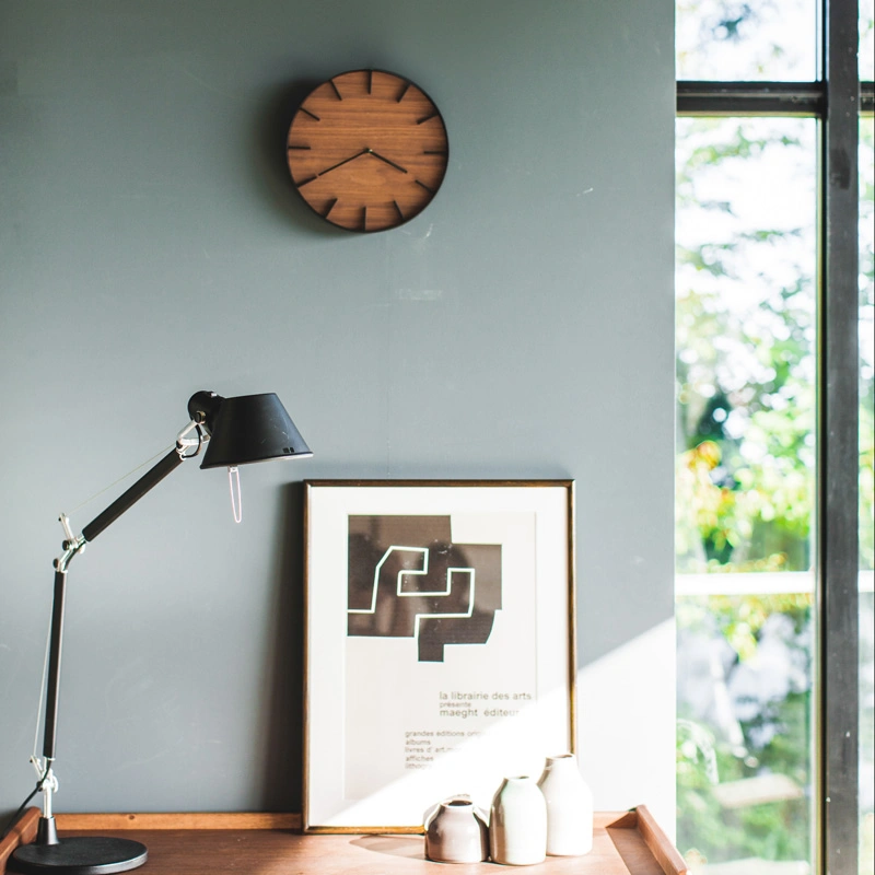 Yamazaki Wanduhr Rin aus Holz und Metall in schwarz